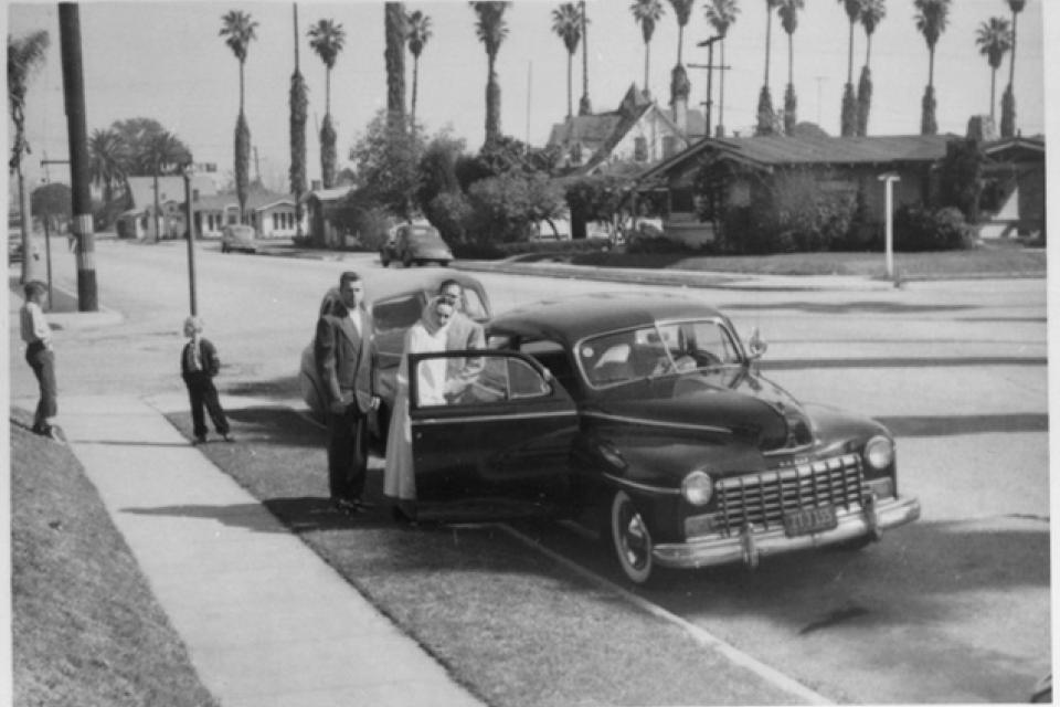 wedding couple getting into a car