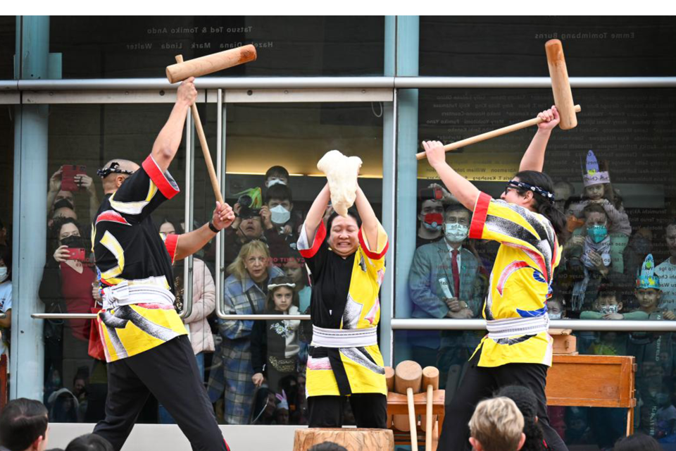 three people pounding mochi